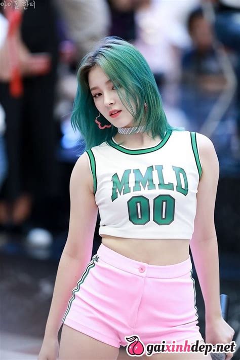 [TW] On Jan. 10, it was revealed that a staff member sneakily took inappropriate photos of MOMOLAND member Nancy while she was undressing. Keep on reading to learn more about the situation....